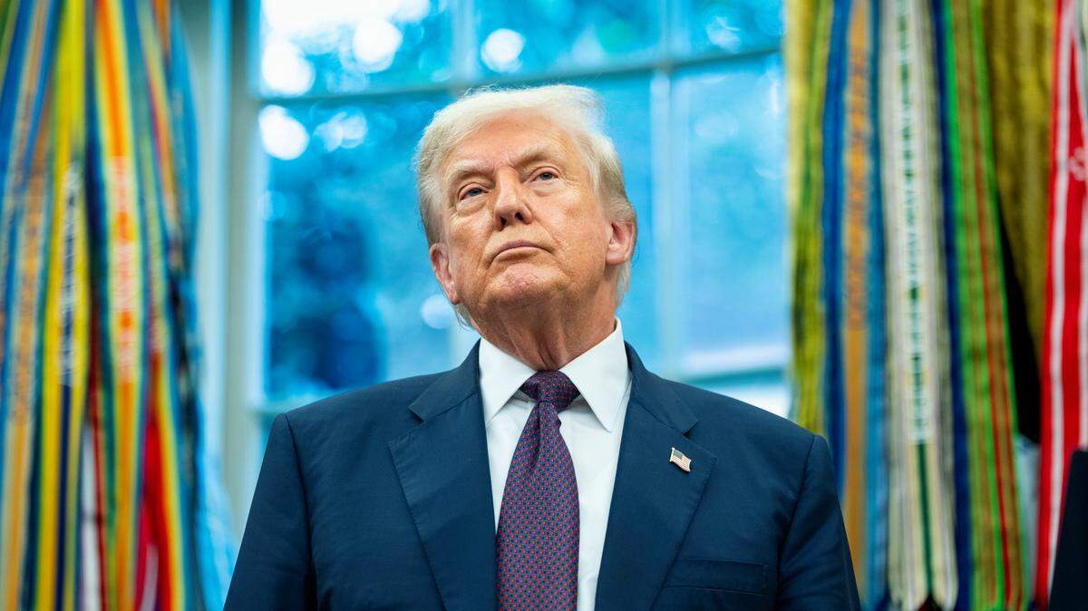 El presidente Donald Trump observa tras anunciar una inversión adicional de 100.000 millones de dólares por parte de Apple en Estados Unidos, que ahora sumará más de 600.000 millones en los próximos cuatro años, en la Oficina Oval de la Casa Blanca en Washington, DC, el miércoles 6 de agosto de 2025.