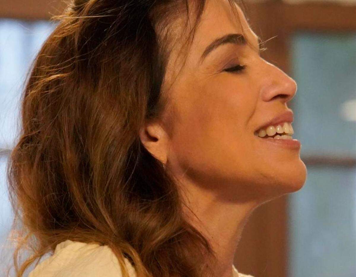 Ana Bugarim encarna a las cinco mujeres que representan el Aire, el Fuego, el Agua, el Éter y la Tierra.  