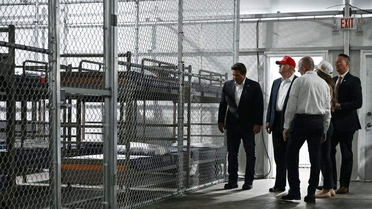 El presidente Donald Trump junto con el gobernador de Florida Ron DeSantis recorren un centro de detención de inmigrantes, “Alligator Alcatraz”, en el Aeropuerto de Entrenamiento y Transición Dade-Collier en Ochopee el 1º de julio.