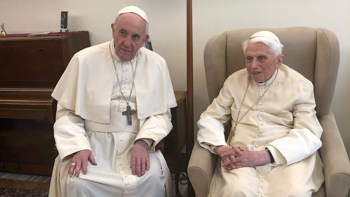El papa Francisco (izq) durante una visita al papa emérito Benedicto XVI.