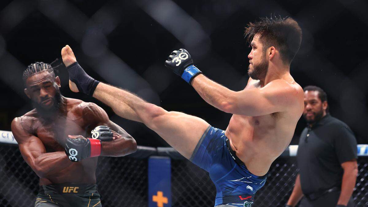Henry Cejudo (der.) lanza una patada en su pelea con Aljamain Sterling el 6 de mayo de 2023 en Nueva Jersey.