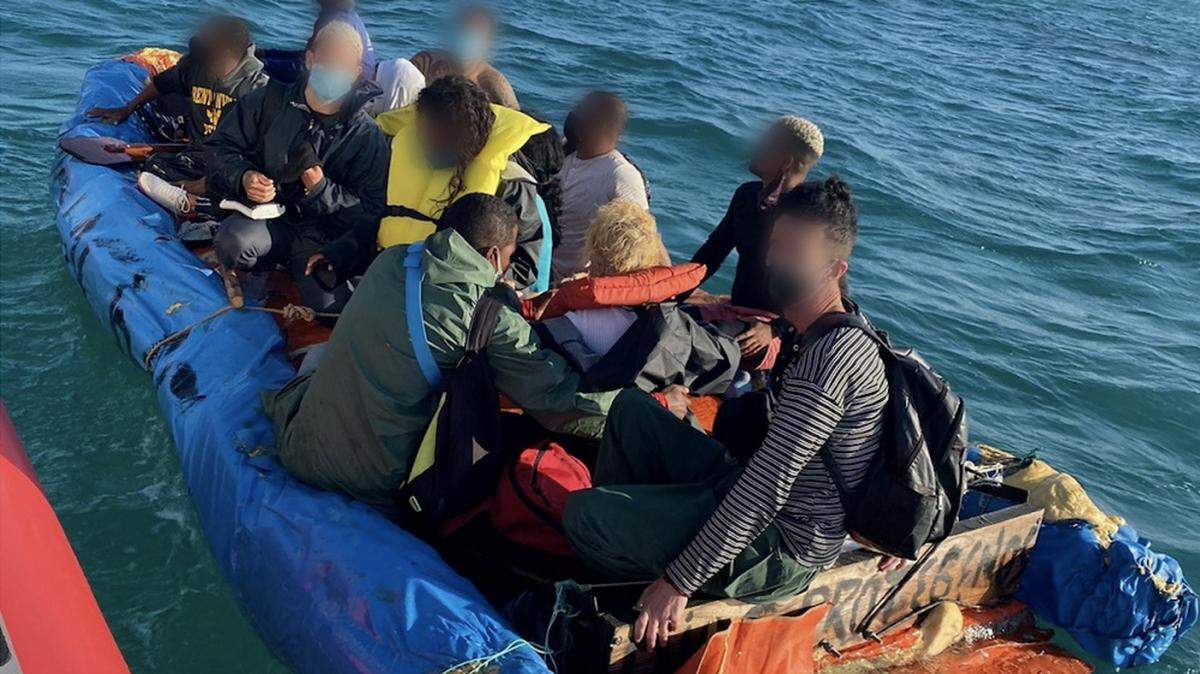 La tripulación de una pequeña embarcación de la Estación de la Guardia Costera en Islamorada detiene a migrantes cubanos cerca de Cayo Largo, Florida, el 16 de abril de 2021.  Guardia Costera de EE. UU.
