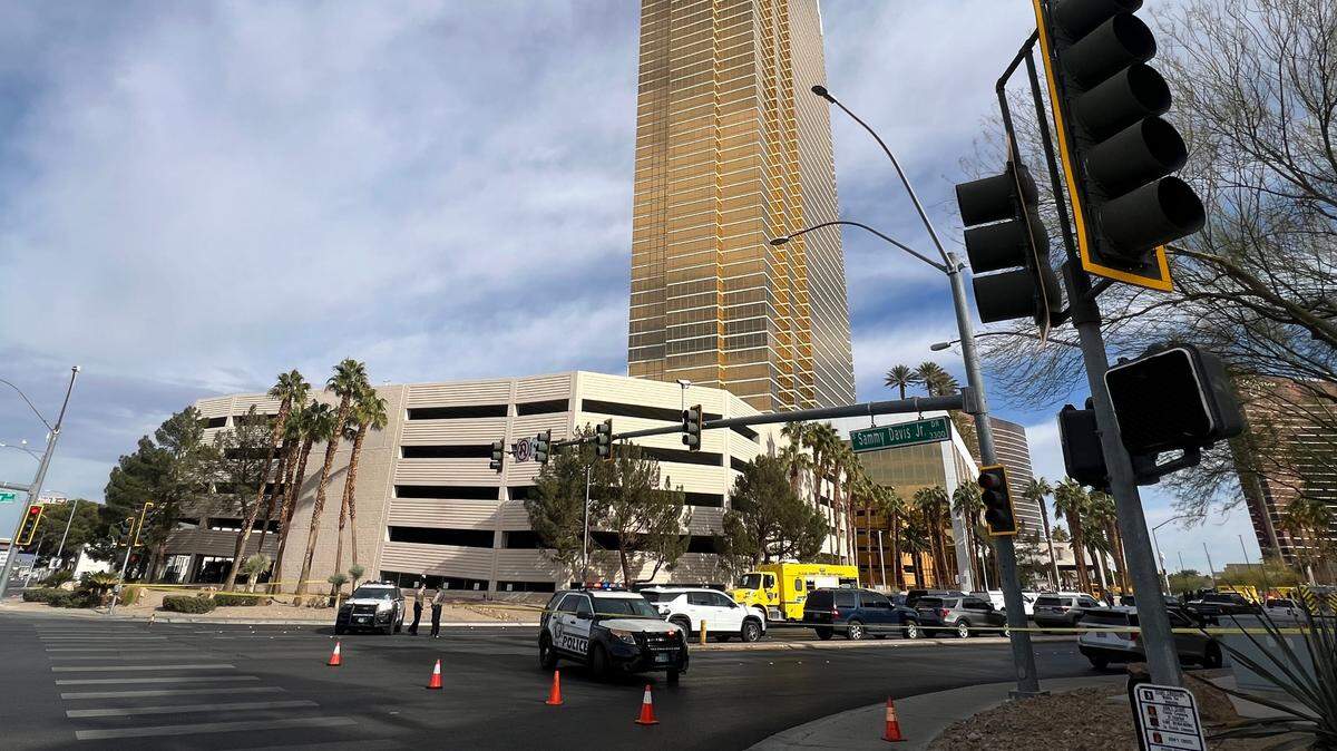 Un área está acordonada frente al Trump International Hotel en Las Vegas, Nevada, Estados Unidos, el 1 de enero de 2025. Una persona murió y otras siete resultaron heridas este miércoles tras la explosión de una Tesla Cybertruck frente a un hotel Trump en Las Vegas, informaron medios locales citando a la policía.