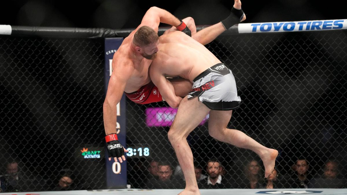 Magomed Ankalaev (der.) derriba a Jan Blachowicz en la pelea estelar de la cartelera UFC 282, celebrada el 10 de diciembre de 2022 en Las Vegas.