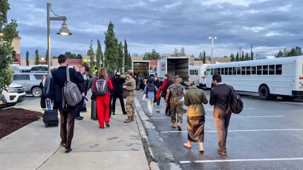 EE. UU., Anchorage – 15 de agosto de 2025: La Base Conjunta Elmendorf–Richardson se prepara para albergar una reunión entre los presidentes Donald Trump, de Estados Unidos, y Vladimir Putin, de Rusia.