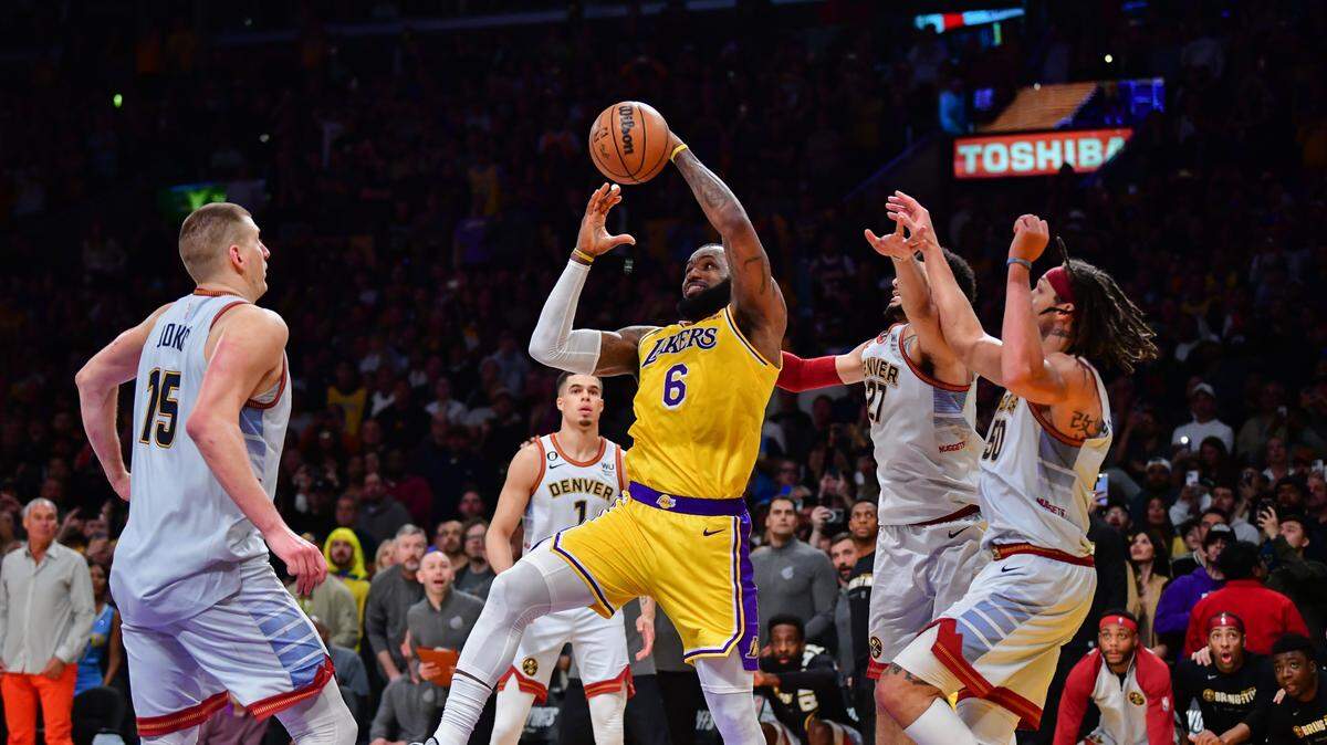 La estrella de los Lakers LeBron James (6) trata de entrar al aro ante la defensa de los Nuggets de Denver, en el partido celebrado el 22 de mayo de 2023 en Los Angeles.