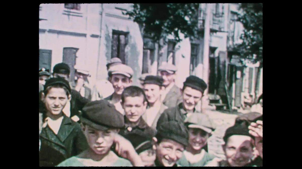 Coral Gables Art Cinema estrena ‘Three Minutes: A Lengthening’ (2021). Tres minutos de metraje, filmados por David Kurtz en 1938, son las únicas imágenes que quedan de los habitantes judíos de Nasielsk, Polonia, antes del Holocausto.