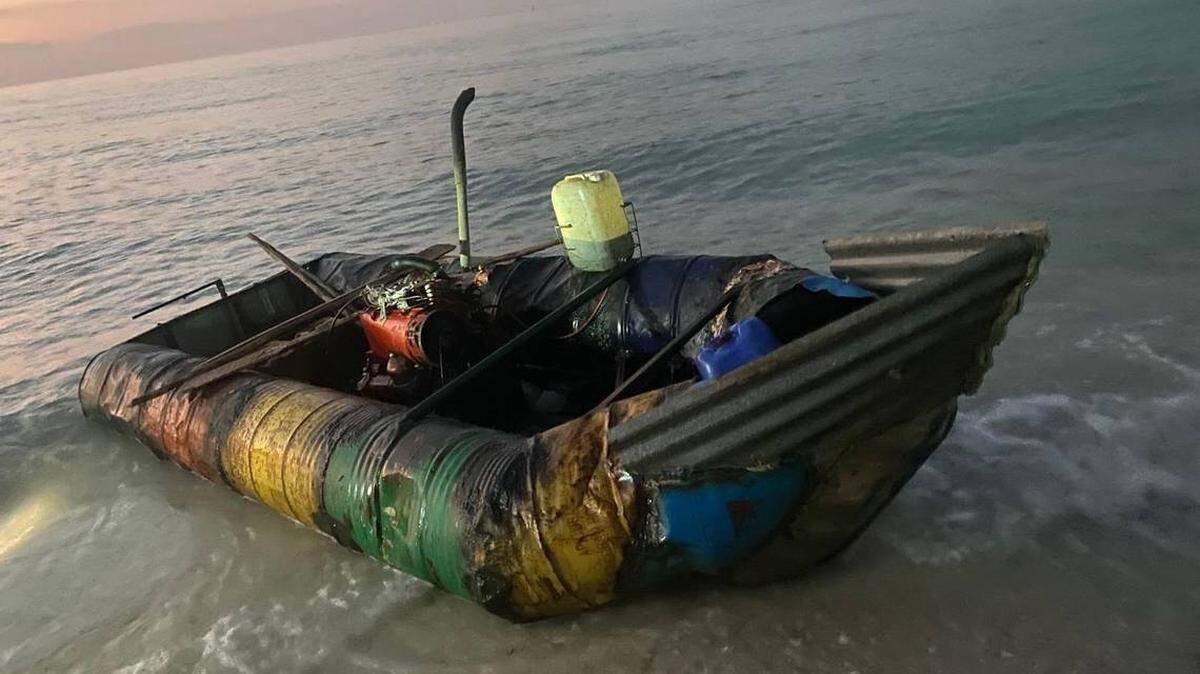 Llegan nueve cubanos a Key West en un bote, reportó la Patrulla Fronteriza. En la foto, la embarcación, el 14 de enero de 2025. 