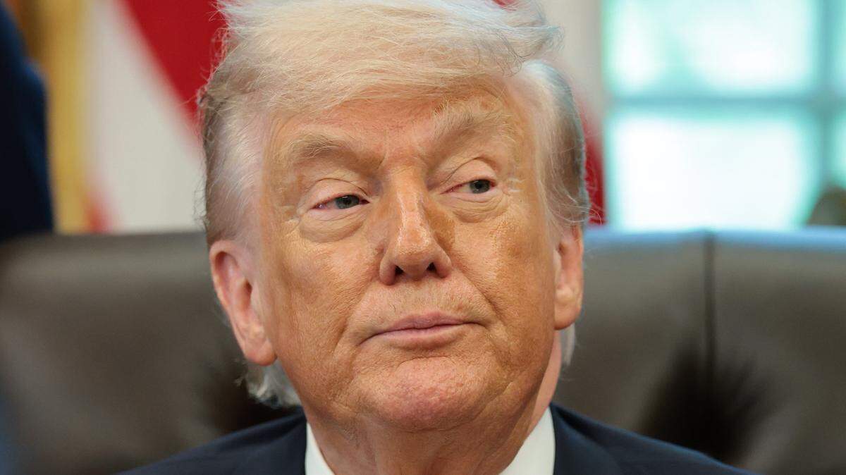 El presidente de Estados Unidos, Donald Trump, observa durante un acto celebrado en el Despacho Oval de la Casa Blanca el 6 de mayo de 2026 en Washington, DC.