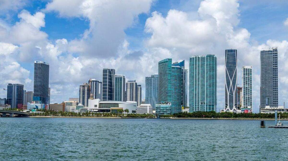 Vista del horizonte del centro de Miami, incluyendo el Kaseya Center, desde Watson Island, miércoles 31 de julio de 2024.