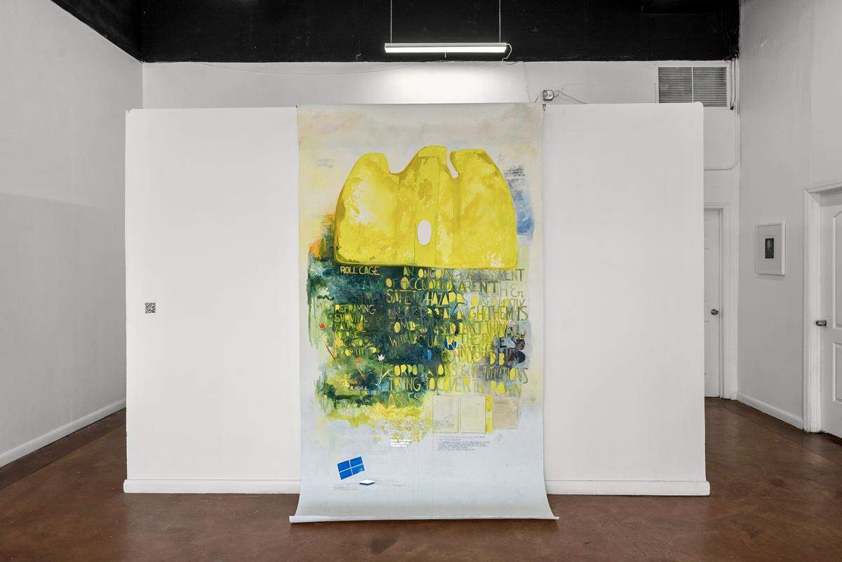 Muestra “Journeys” obra en sala. En el centro de la imagen obra “Roll Cage”, 2019, de Brooke Frank. Óleo, grafito y pan de plata sobre papel 104 x 60 pulgadas. 