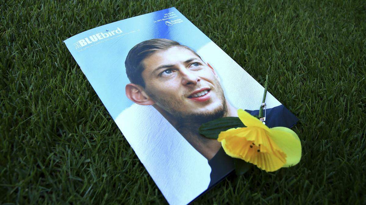 Vista del programa del día del partido con una imagen de Emiliano Sala en la portada, antes del partido de fútbol de la Premier League inglesa entre Cardiff y Bournemouth en el Cardiff City Stadium, en Cardiff, Gales, el sábado 2 de febrero de 2019. (Mark Kerton / PA a través de AP)