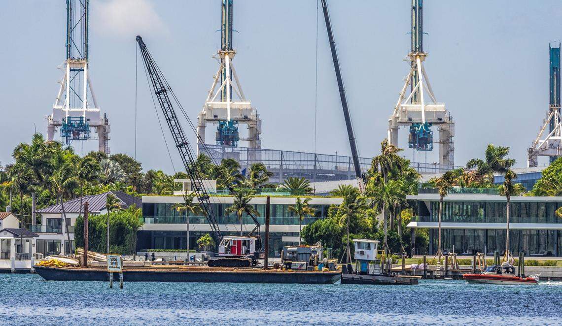 Un barco de la Guardia Costera de EEUU (extremo derecho) visto junto a una barcaza que chocó contra un velero que se hundió frente a la isla Hibiscus de Miami Beach en la Bahía de Biscayne la mañana del lunes 28 de julio de 2025. Cinco niños y una consejera de campamento estaban a bordo del velero, parte de un campamento de verano del Miami Yacht Club.
