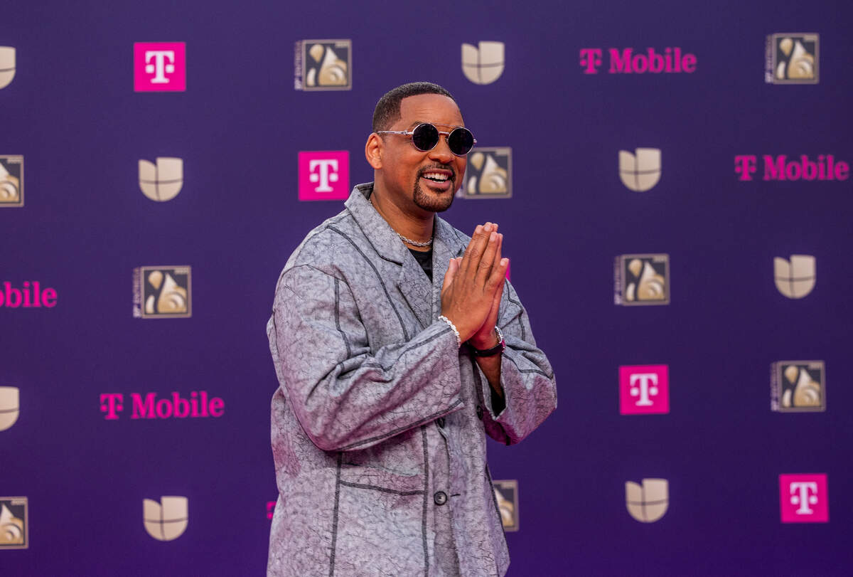 El actor estadounidense Will Smith reacciona al llegar a la alfombra magenta de Premio Lo Nuestro 2025, celebrado en el Kaseya Center, en Miami, el jueves 20 de febrero de 2025.
