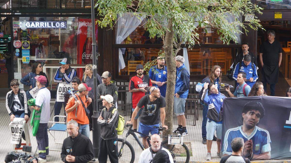 Simpatizantes de Diego Maradona se congregan en una calle frente a una corte en Buenos Aires, Argentina, el 11 de marzo de 2025.
