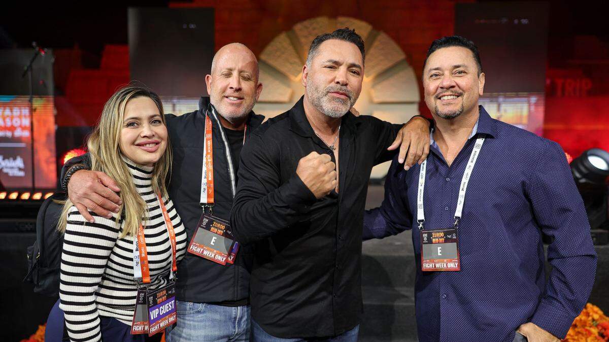 Oscar de la Hoya (centro) con parte de su equipo de trabajo en Riad, Arabia Saudita.