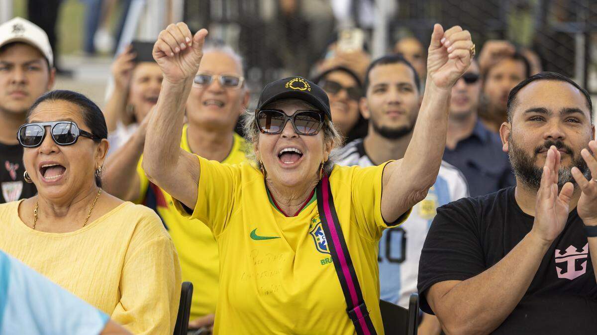 La aficionada brasileña Daisy Balbi reacciona durante la fiesta para ver el sorteo final de la Copa Mundial de la FIFA 2026 en el Anfiteatro Doral Central Park, el viernes 5 de diciembre de 2025, en Doral, Florida.