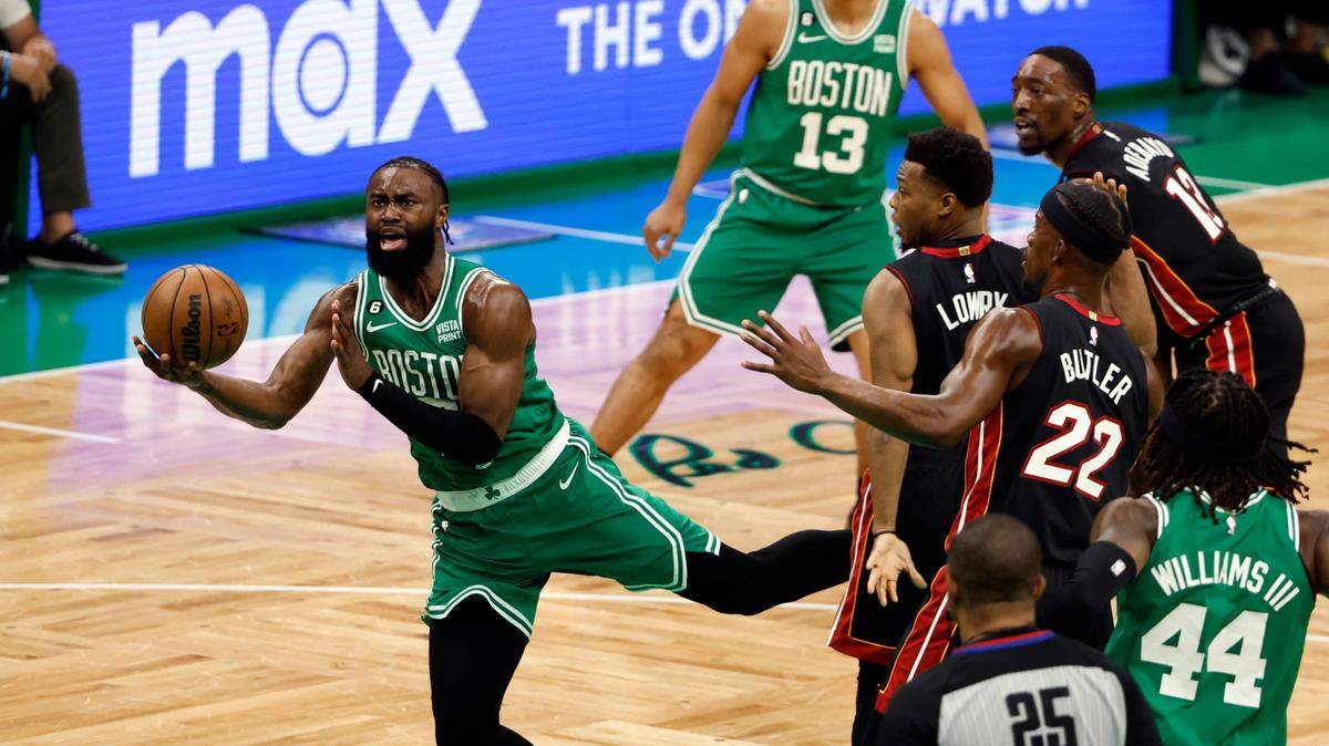 El juagdor de los Celtics Jaylen Brown (7) tira al aro ante la defensa del Heat de Miami en el Juego 7 de la Final de la Conferencia Este, celebrado el 29 de mayo de 2023 en Boston.