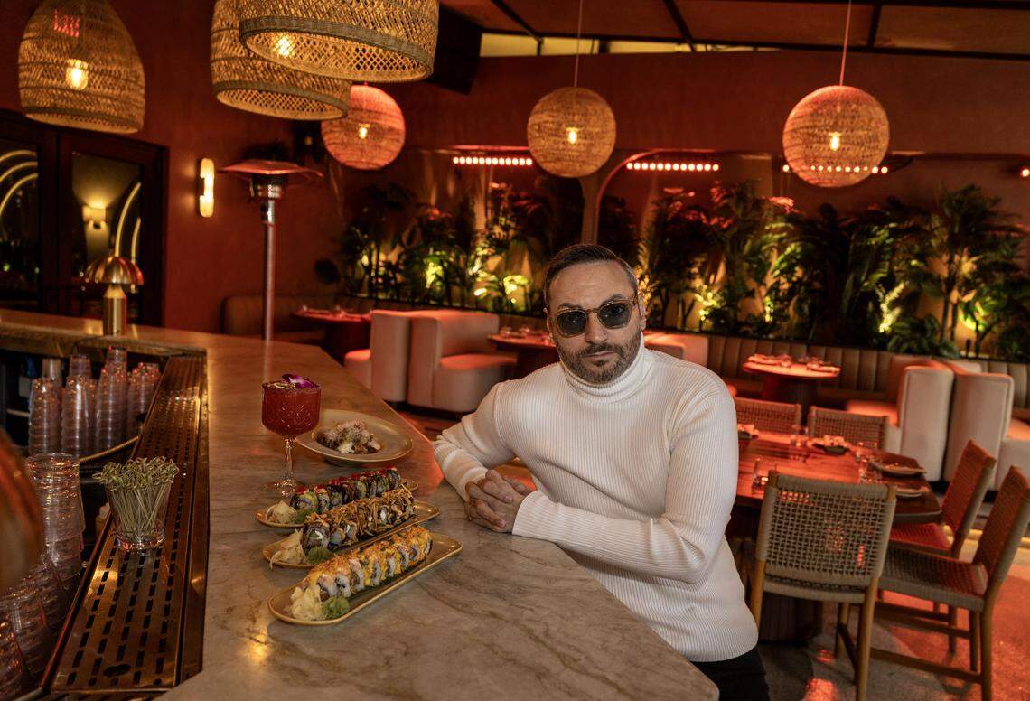 El restaurateur Philippe Kalifa junto a una muestra de algunos de los platos del menú de su restaurante y night club Mayami Wynwood, un restaurante que ofrece una fusión de cocina mexicana, asiática y mediterránea en Wynwood, el 24 de febrero del 2026.
