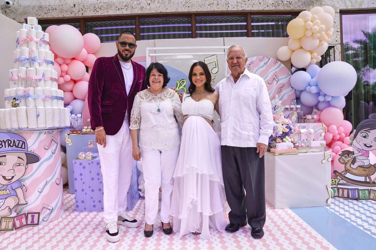Natti Natasha con su esposo Raphy Pina, su mamá, Sarah Batista, y su papá Alejandro Gutiérrez.