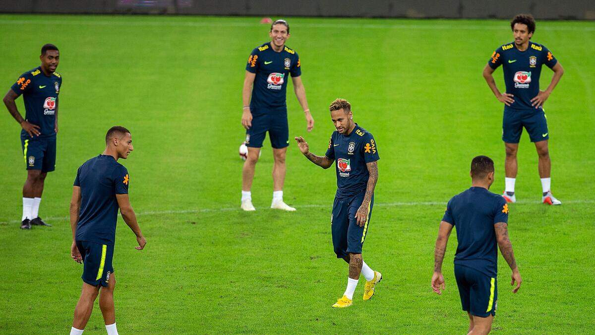 Los jugadores de la selección brasileña participan en un entrenamiento en Jeddah, Arabia Saudita, el 15 de octubre de 2018.