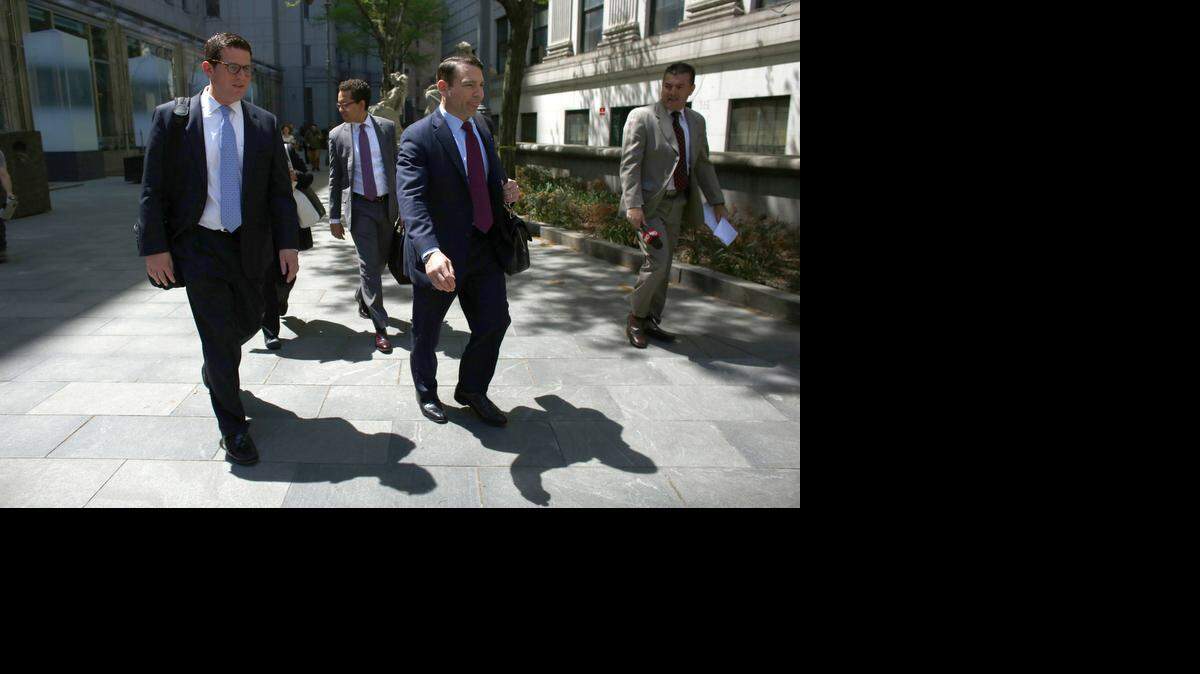 Los abogados Michael Mann (i) y David Rody (d), defensores de los venezolanos Efraín Antonio Campo Flores y Francisco Flores de Freitas, salen de un tribunal hoy, jueves 12 de mayo de 2016, en Nueva York. Campo Flores y Flores de Freitas, familiares del presidente de Venezuela, Nicolás Maduro, comparecieron hoy en un tribunal federal de Nueva York acusados de narcotráfico, donde la Fiscalía propuso que el juicio arranque formalmente el próximo 7 de noviembre.