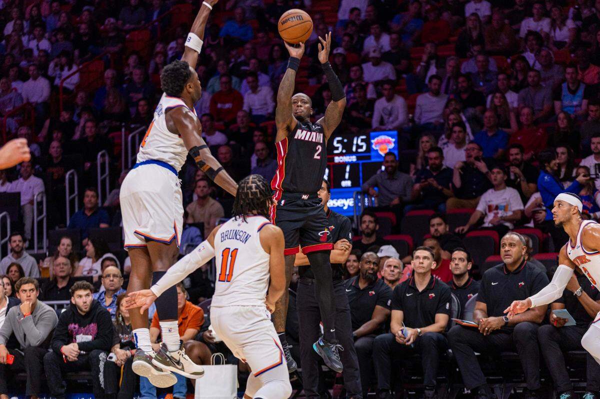 El jugador del Heat Terry Rozier tira al aro ante la marca de Jalen Brunson, de los Knicks de Nueva York, en el partido celebrado el 30 de octubre de 2024 en Miami.