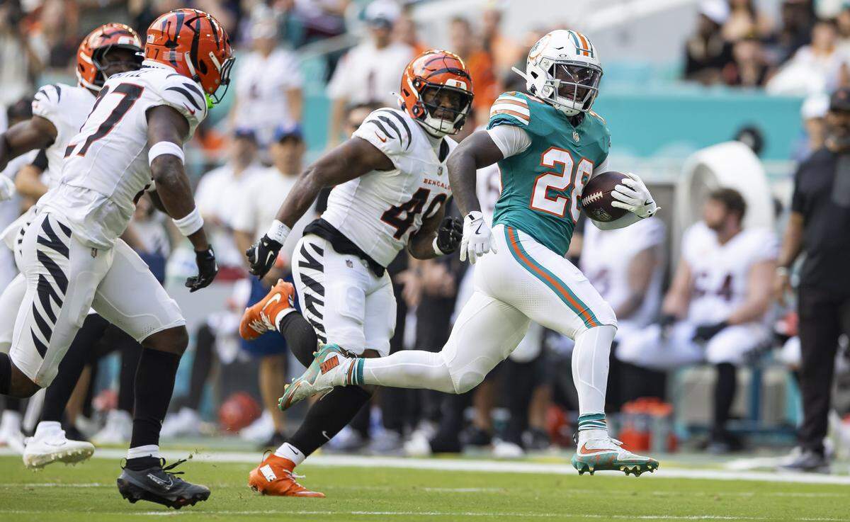 El running back de los Dolphins De'Von Achane corre con el balón en el partido ante los Bengals de Cincinnati, celebrado el 21 de diciembre de 2025 en el Hard Rock Stadium en Miami Gardens, Florida.