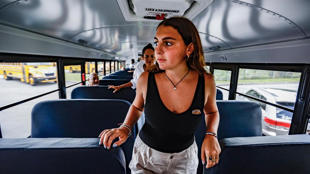 La estudiante Holly Thorpe, defensora del transporte limpio desde sexto grado, recorre un nuevo autobús eléctrico como parte de la flota de casi 1,000 vehículos de las Escuelas Públicas del Condado de Miami-Dade 15 de agosto. 2023.