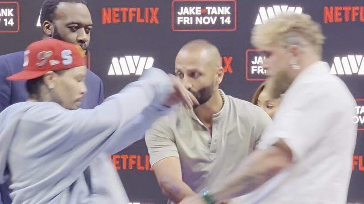 Jake Paul (der.) y Gervonta “Tank’’ Davis chocarán en un peso pactado de 195 libras  El campeón ligero subirá más de 60 libras para enfrentar al youtuber convertido en boxeador, el 14 de noviembre en Miami.