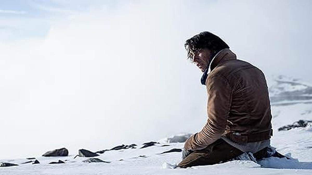 En Netflix la película dramática ‘La sociedad de la nieve’ (2023) que relata el accidente del Vuelo 571 de la Fuerza Aérea Uruguaya en la cordillera de los Andes en 1972.