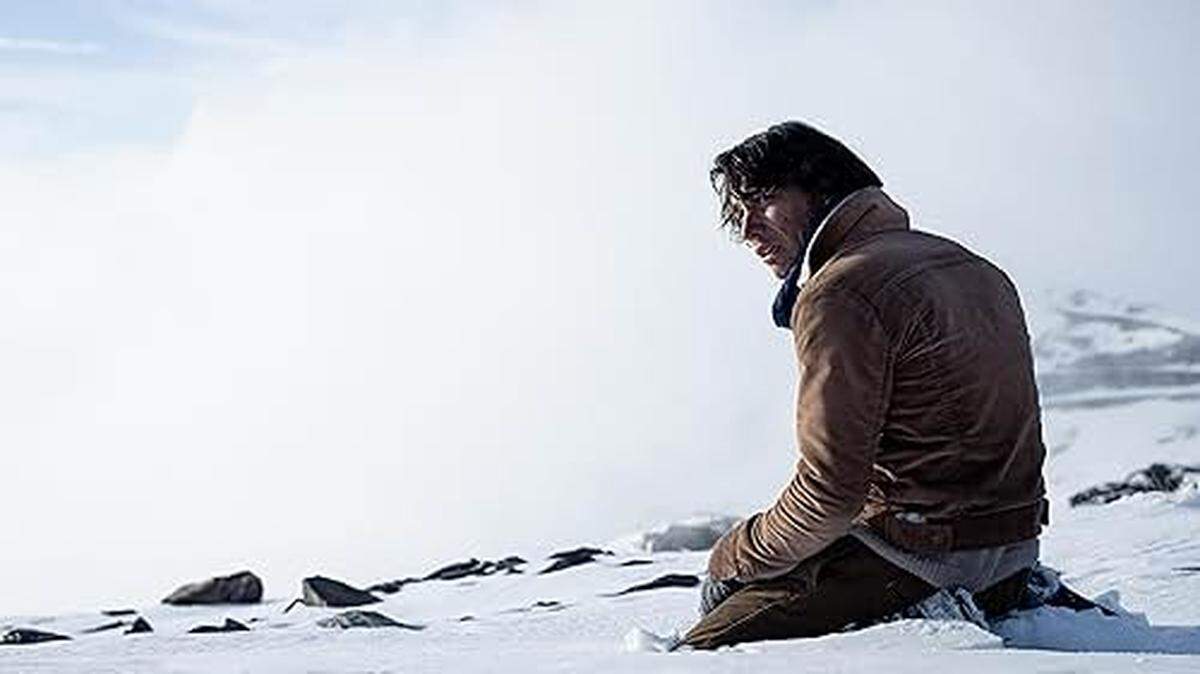 En Netflix la película dramática ‘La sociedad de la nieve’ (2023) que relata el accidente del Vuelo 571 de la Fuerza Aérea Uruguaya en la cordillera de los Andes en 1972.