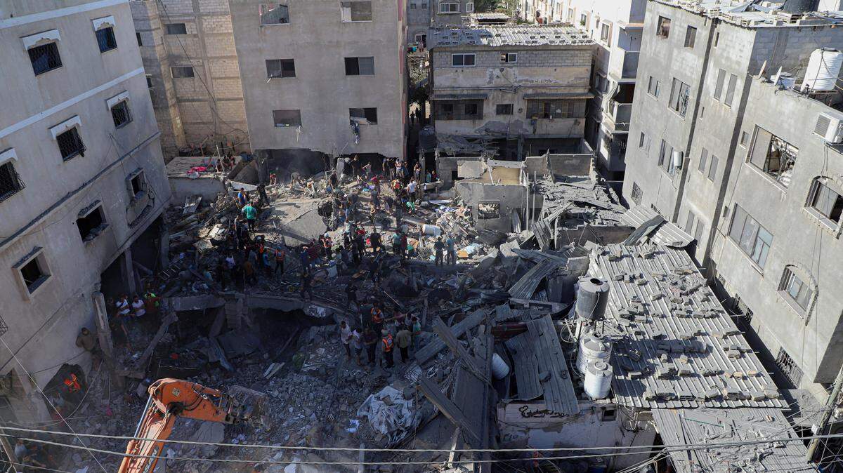 UN EDIFICIO destruido por los bombardeos israelíes en la ciudad de Khan Younis, en el sur de Gaza, el lunes 6 de noviembre de 2023.