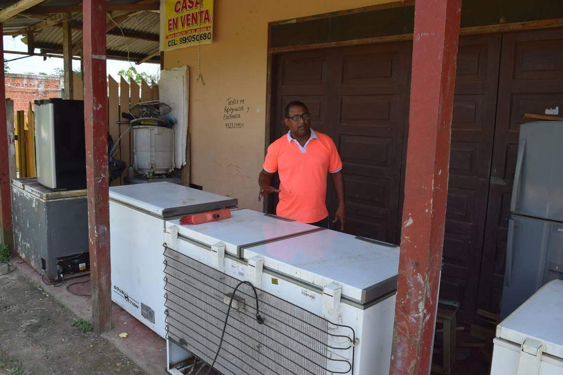 Emilio Marcano llegó con su familia a Iñapari, en Peru, hace ocho meses. Dijo que fue guiado por un mensaje de Dios y ahora tiene su negocio de reparación de refrigeradores.