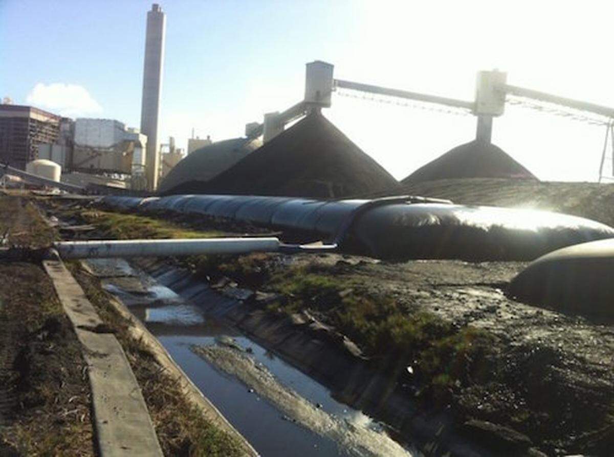 Imagen del interior de la planta de AES donde cuerpos de agua se mezclan con material tóxico.