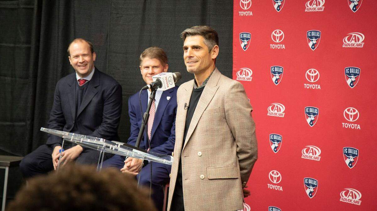 El presidente del FC Dallas Dan Hunt y el jefe y ejecutivo principal del club Clark Hunt escuchan al nuevo entrenador Luchi González (de izq. a der.), durante su presentación el 16 de diciembre pasado en Frisco, Texas.
