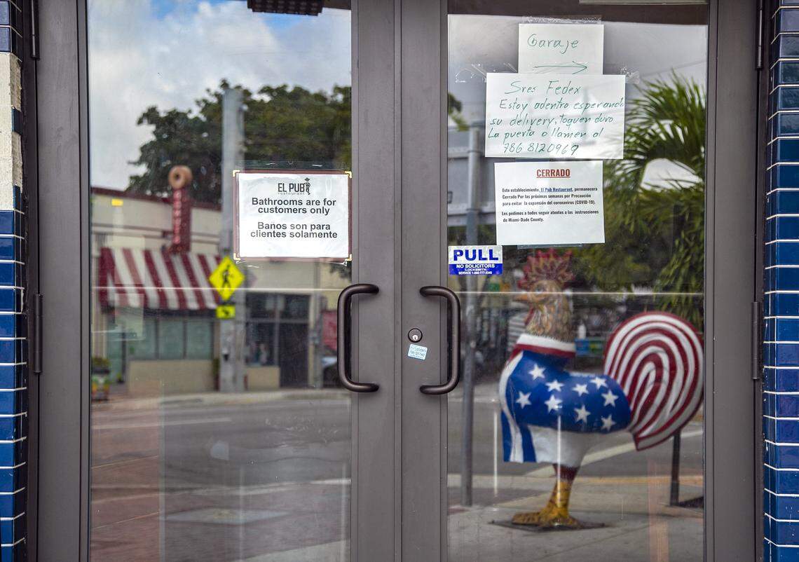 El Pub Restaurant indica que está cerrado debido al COVID-19 el 7 de abril. Muchas mujeres que trabajaban en restaurantes y servicios han perdido el empleo.