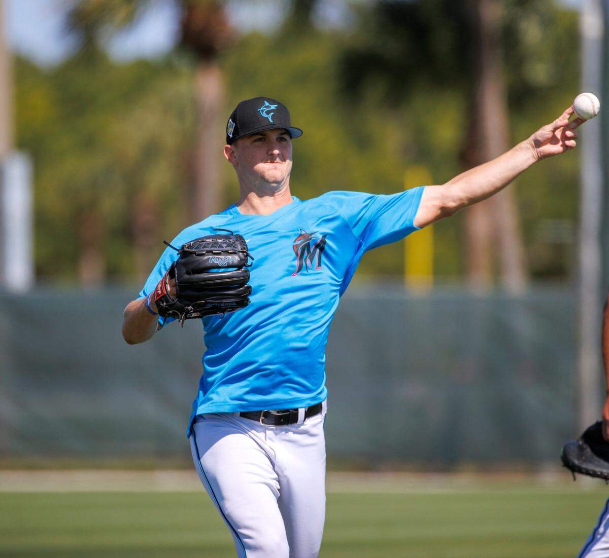 El pitcher de los Marlins Braxton Garrett lanza durante la pretemporada en el Roger Dean Stadium, el 14 de marzo de 2022 en Jupiter, Florida.