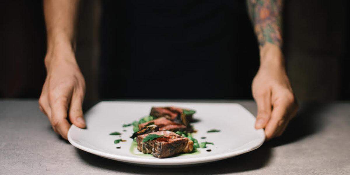 Sabores que cuentan un territorio: cocina patagónica de estación, con productos del huerto y pescados del lago.
