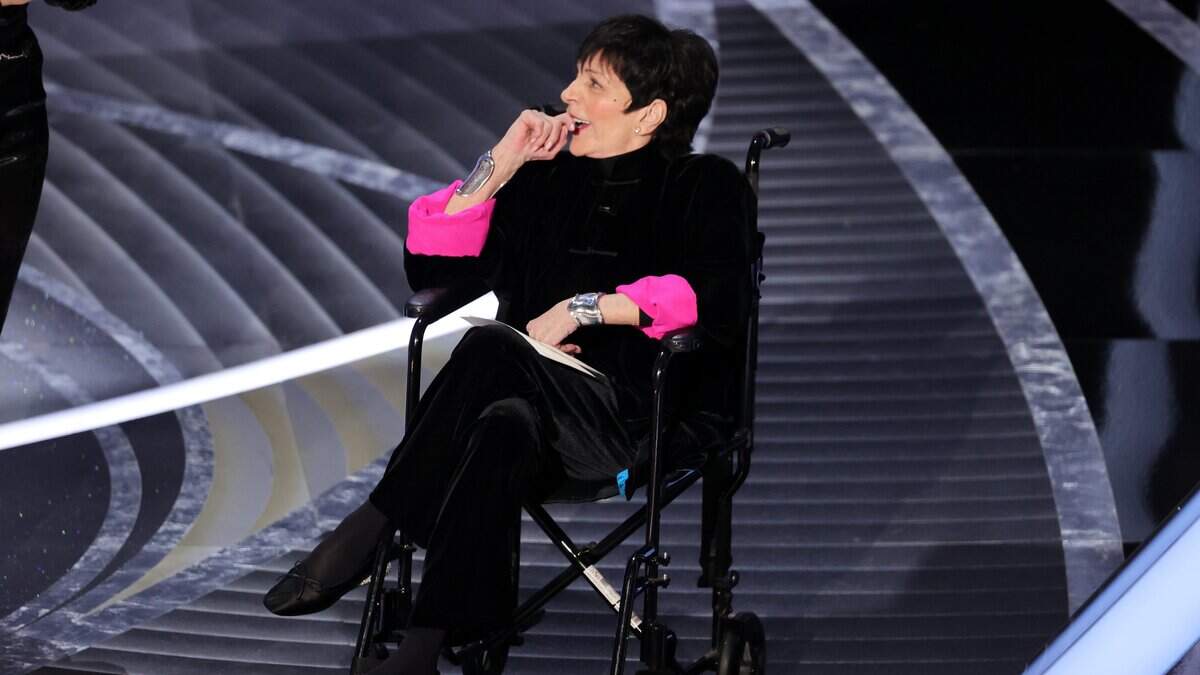 HOLLYWOOD, CALIFORNIA - MARCH 27: Liza Minnelli speaks onstage during the 94th Annual Academy Awards at Dolby Theatre on March 27, 2022 in Hollywood, California. (Photo by Neilson Barnard/Getty Images)
