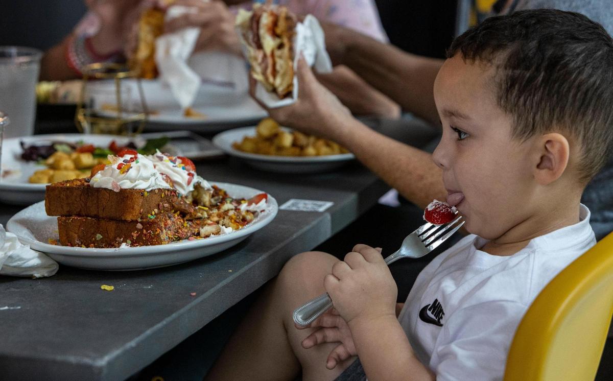 Amir Vargas, de 3 años, disfruta de una Fruity Pebble French Toast en el nuevo Bistro Café, en Laguna Street, en Coral Gables.