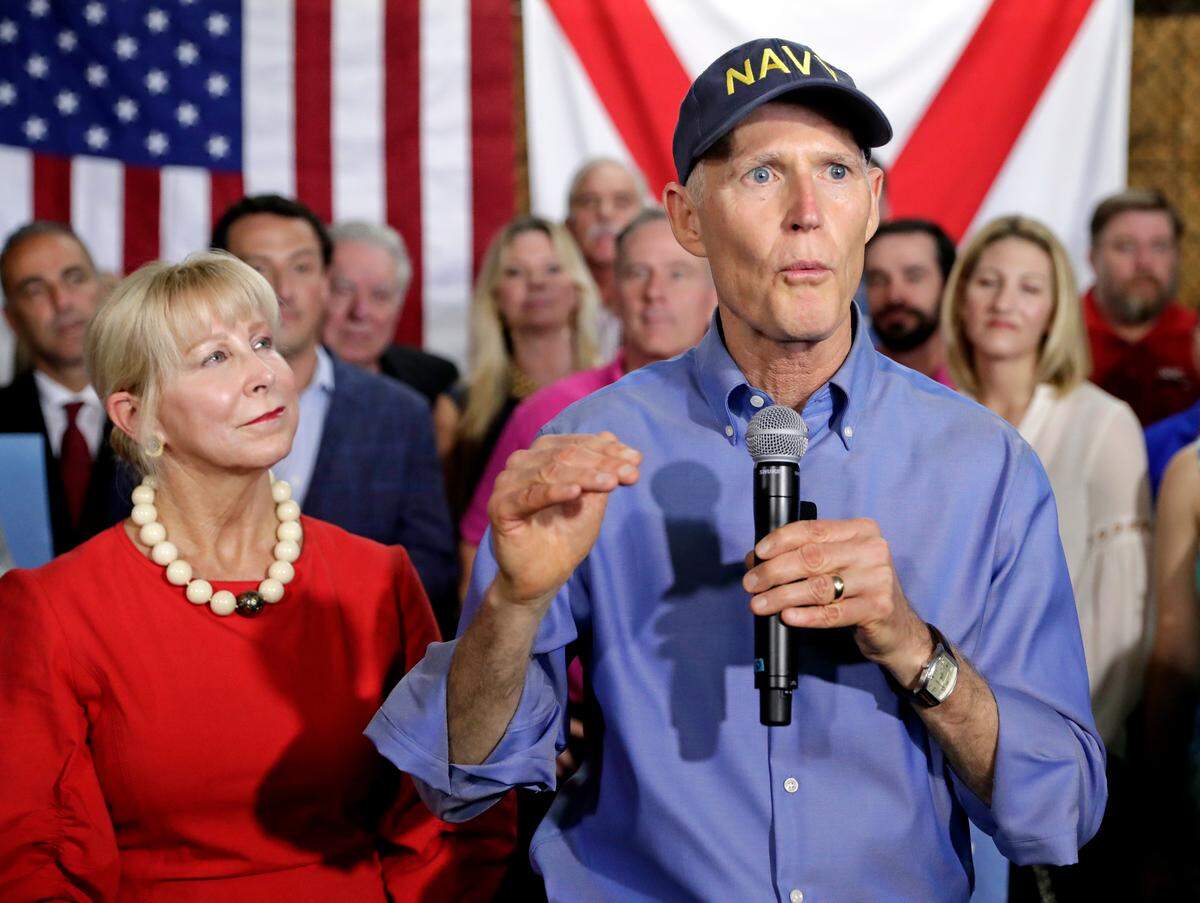 El gobernador Rick Scott, junto a su esposa Ann, anuncia su candidatura al Senado de EEUU durante una conferencia de prensa en Orlando el 9 de abril del 2018.  (AP/John Raoux)