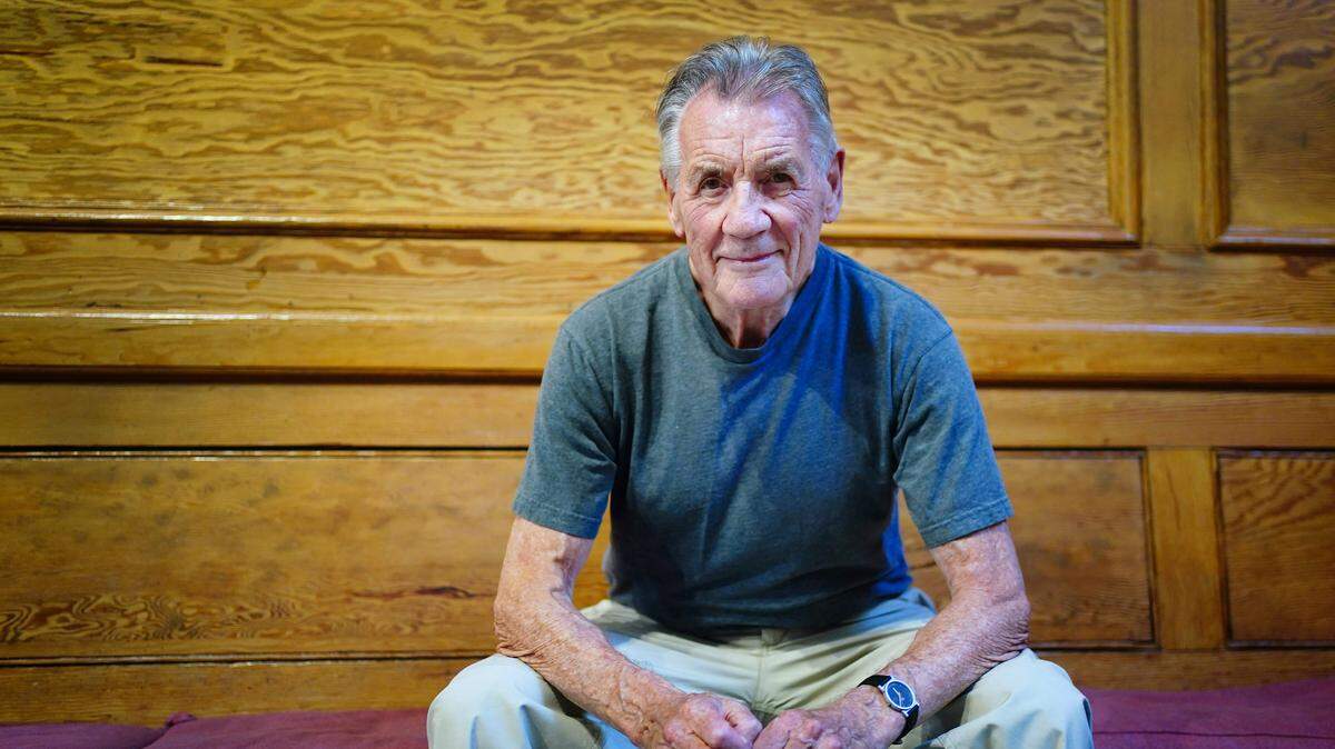 El actor británico Michael Palin fue retenido por aliados del gobierno venezolano cuanto intentaba grabar una estatua del fallecido presidente Hugo Chávez en Sabaneta, estado Barinas (oeste), como parte de la producción de su serie documental ‘Michael Palin in Venezuela’ para la cadena británica Channel 5. (Foto de archivo del 9 de julio de 2023).