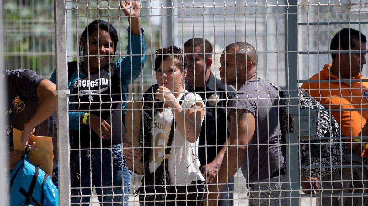 Cuban migrants arrive in Ciudad Hidalgo, Mexico, on the border with Guatemala, Wednesday, January 13, 2016.