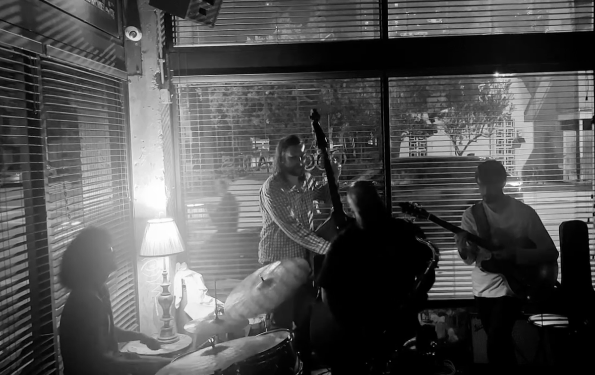 The Corner cuenta con una la larga noche de jazz los martes.
