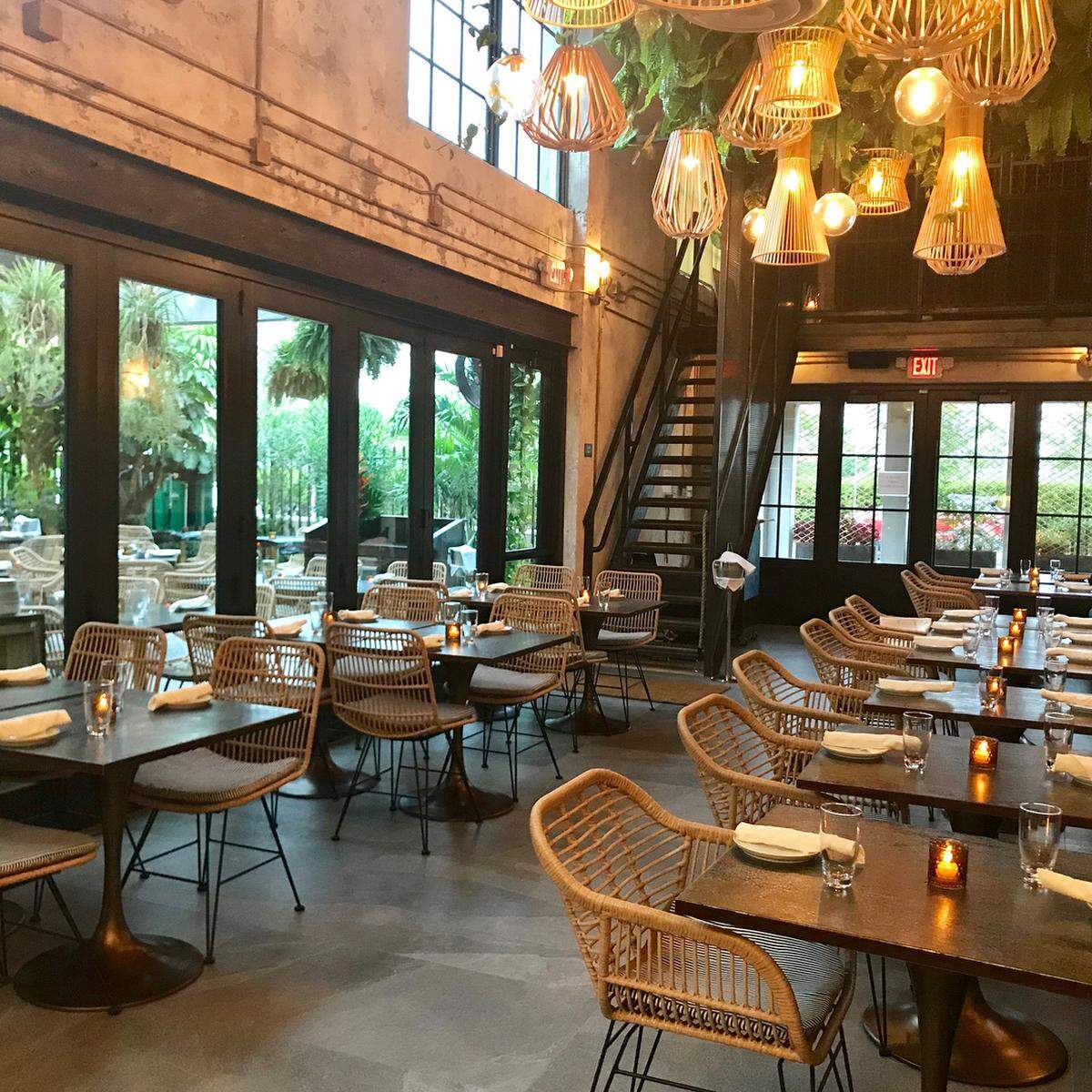 Interior del restaurante Vista localizado en un lugar mágico en Upper Buena Vista, al norte de los barrios de Wynwood y Design Distict y al sur de La Pequeña Haití.
