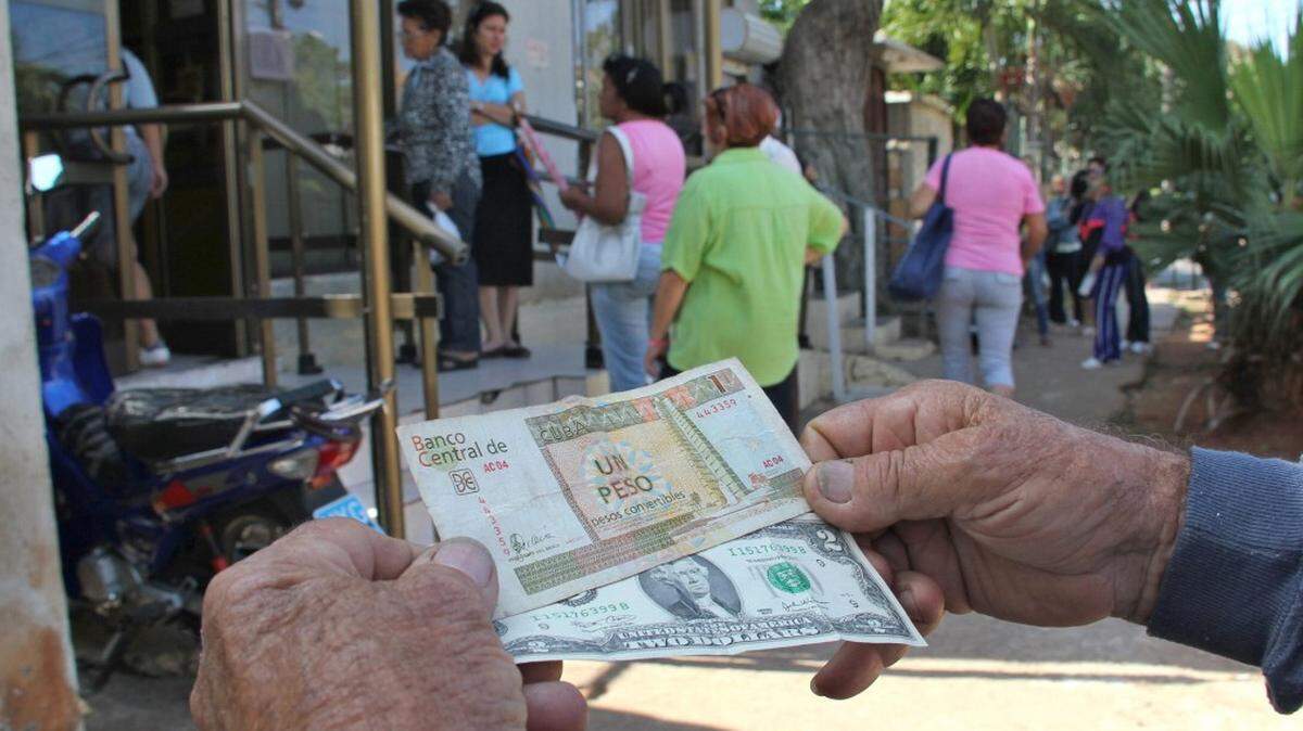 En Cuba circulan dos monedas, el peso cubano (CUP 24 por dólar) y el peso convertible (CUC, igual al dólar). EFE-ARCHIVO
