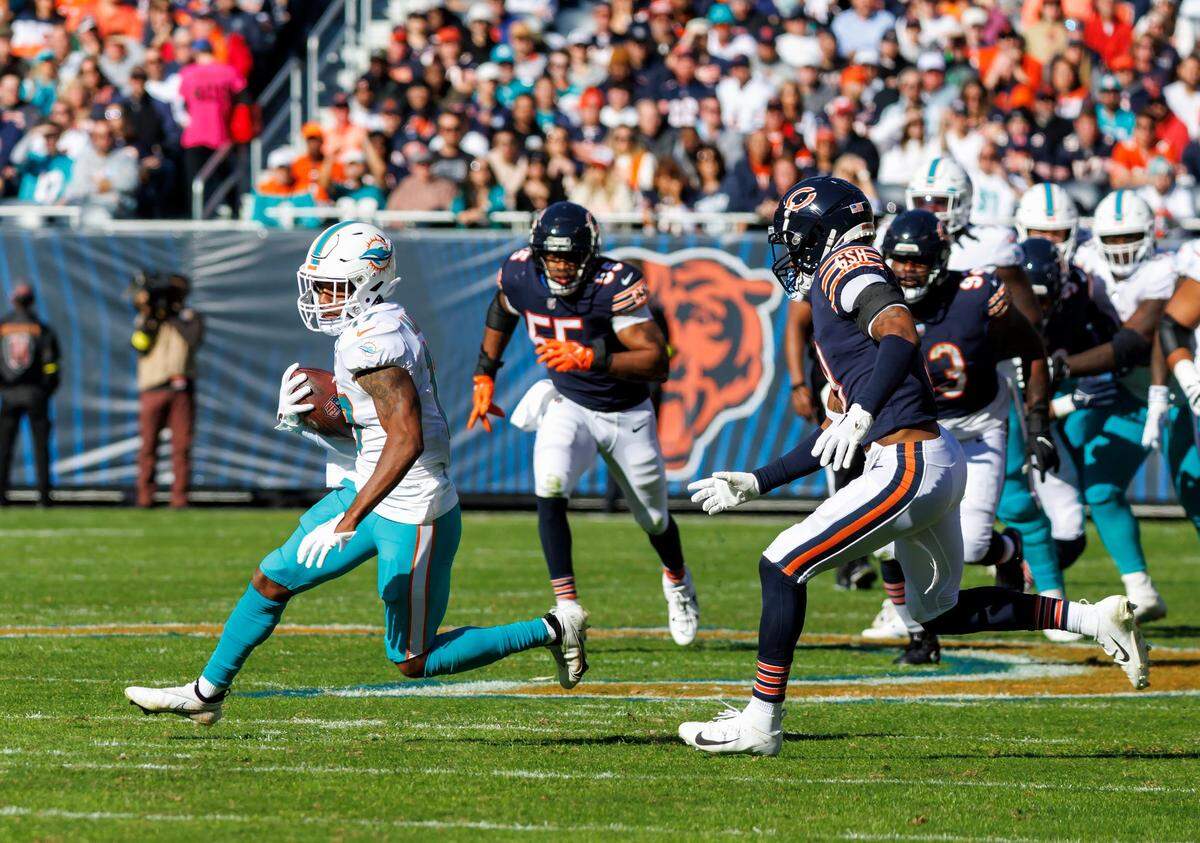 El wide receiver de los Dolphins Jaylen Waddle corre con el ovoide en el segundo cuarto del partido celebrado el 6 de noviembre de 2022 en Chicago.