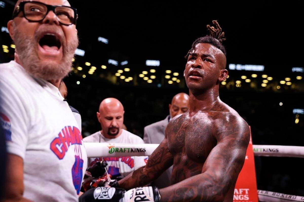 ORLANDO CUELLAR, entrenador de Rancés Barthelemy, protesta la decisión de detener el combate.