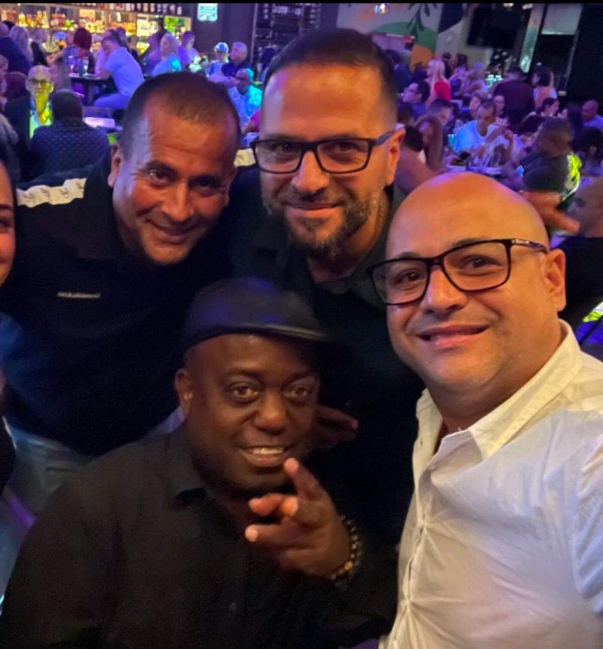 José Téllez con Andy Vázquez y otros colegas del medio artístico en Miami.